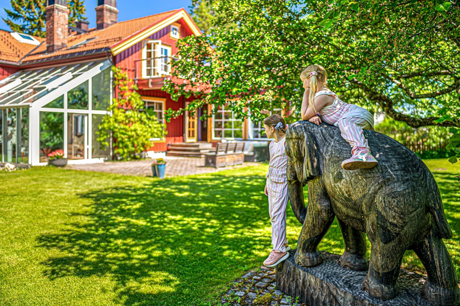 Under elefanten er det støpt et betongfundament, planlagt for oppføring av et rundt mummihus med en jungelbro fra takterrassen som er klargjort med grind og festebolter for wire i betonggulvet. Galleribilde