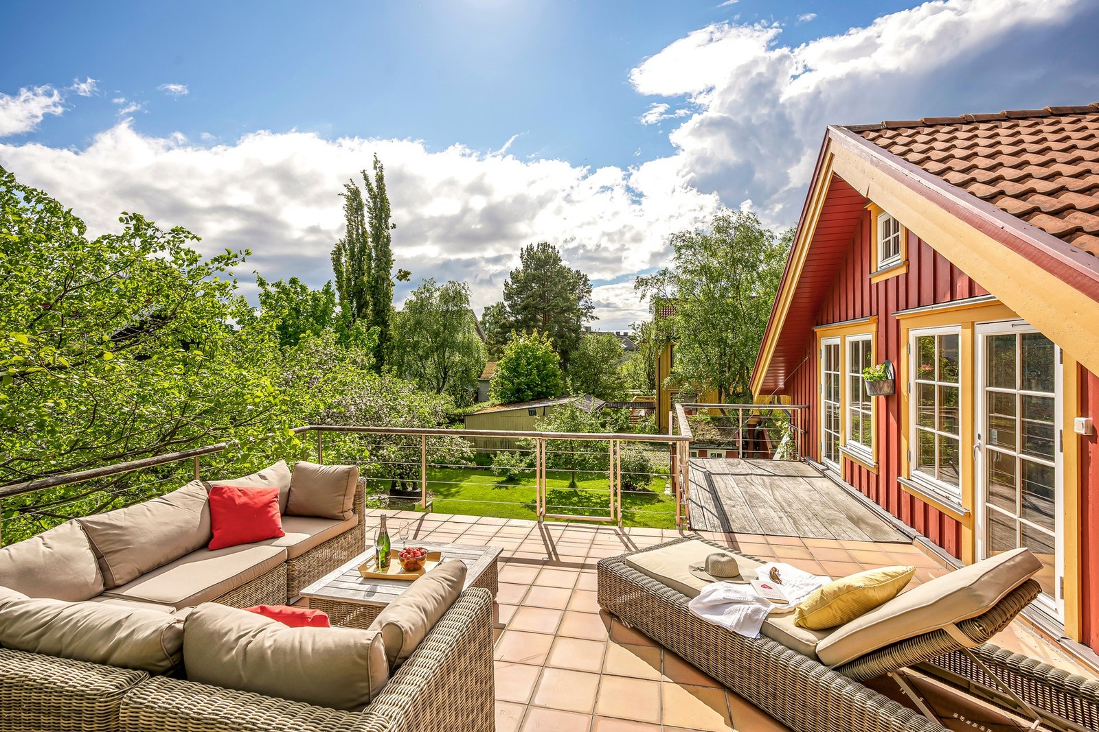 Terrassen har utgang fra 4 rom i 2. etg. Den største delen ligger sydvendt og skjermet mot hagen. For sommerbruk er det spesialsydde seilduksstykker som festes til aluminiumskinner under håndlista og dekker hele gelendret i det store terrasseområdet. Galleribilde