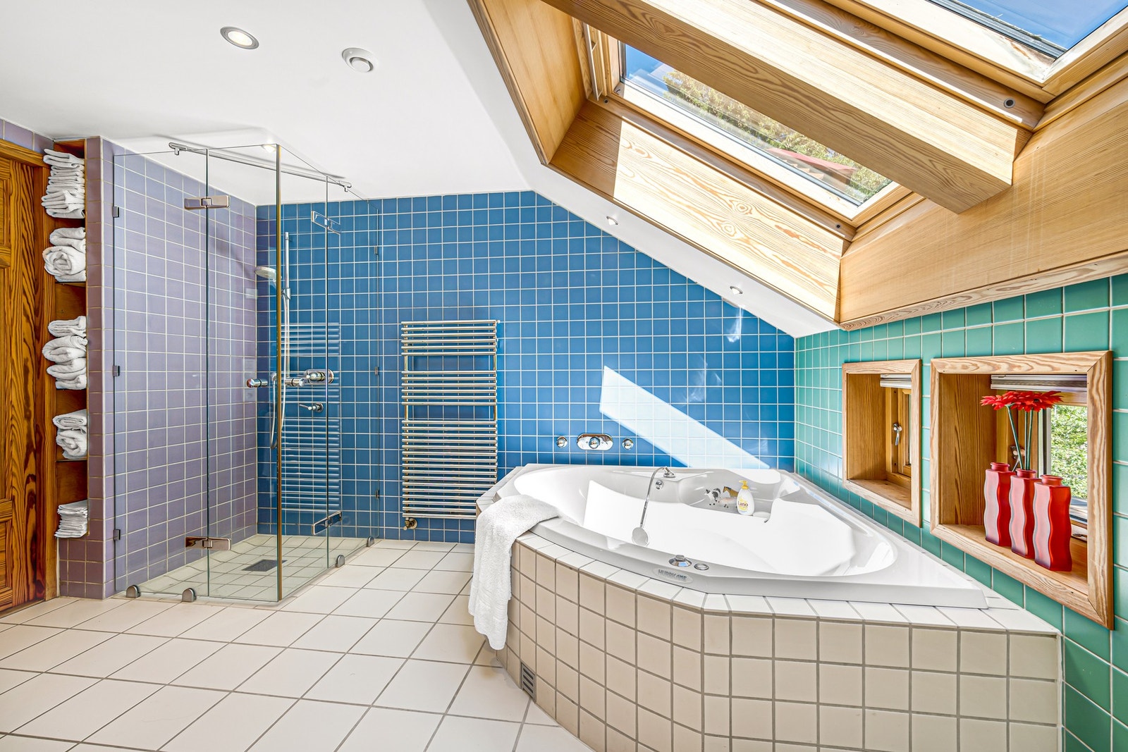 Jacuzzi innebygget badekar. Dusj med nedfelte fliser og glass dusjvegger. Galleribilde