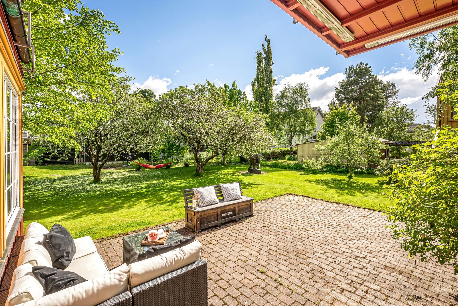 Mot syd er det lagt betongstein med markisolasjon og frostfri undervarme i hele dekket og i terrassen i 2. etg. Under den utstikkende terrassedelen er det montert 3 stråle varmeovner. Galleribilde