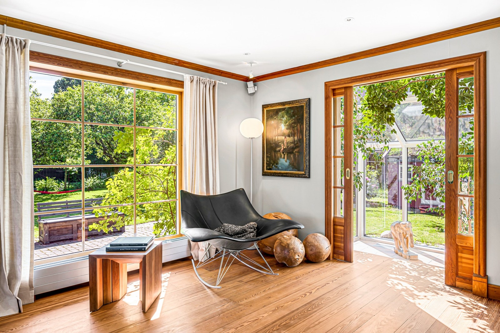 Første del av stua har utgang med doble glass skyvedører til havestue/vinterhage. Det store vinduet rett mot hagen i syd gir mye lys i rommet. Galleribilde