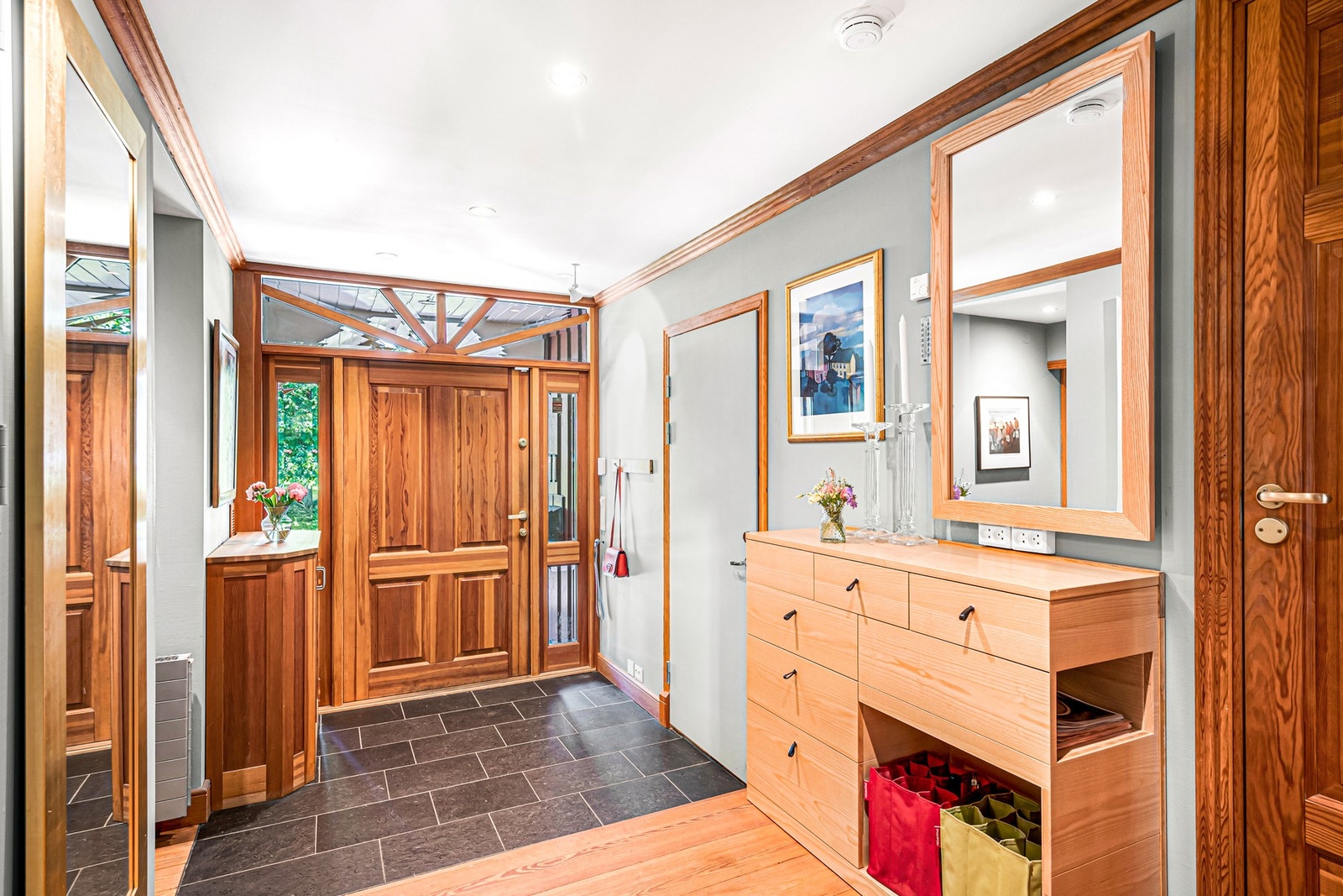 Vindfang i husets hovedinngang med ventilasjonsavtrekk i skoskapet til venstre, og lydisolert dør til hybelleiligheten til høyre. Leiligheten har også egen inngangsdør mot gata. Skoskapet følger huset. Galleribilde