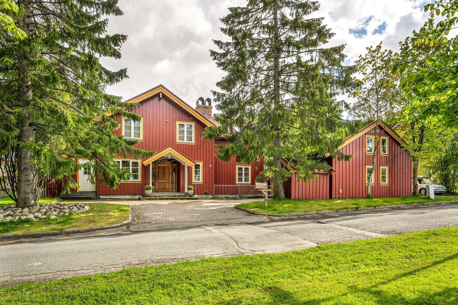 Det kan se ut som en vanlig tradisjonell familiebolig fra utsiden, men dette er et hus utenom det vanlige. Vil du se mer? Ta kontakt for visning. Galleribilde