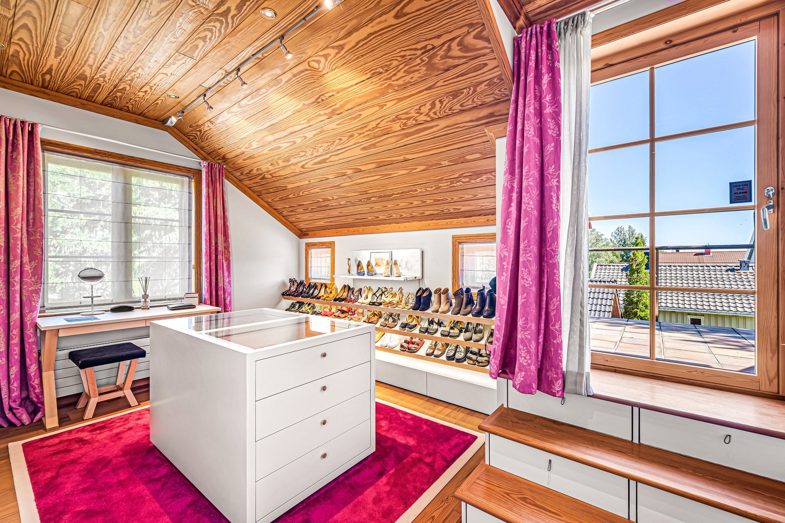 Tidligere soverom, nå damegarderobe med spesiallaget skohylle, sminkebord, kleskommode med skuffer på begge sider og glass på toppen, gulvteppe og et stort garderobeskap. Utgang til terrassen i trapp med innfelte skuffer. Galleribilde