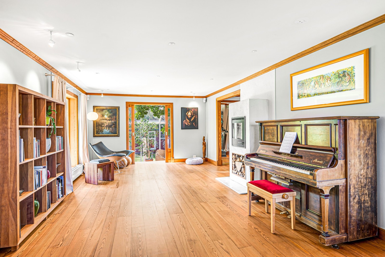 Stor stue med mange vinduer gir godt med lys i rommet. Vinduene vender ut mot skjermet hage i syd. Galleribilde