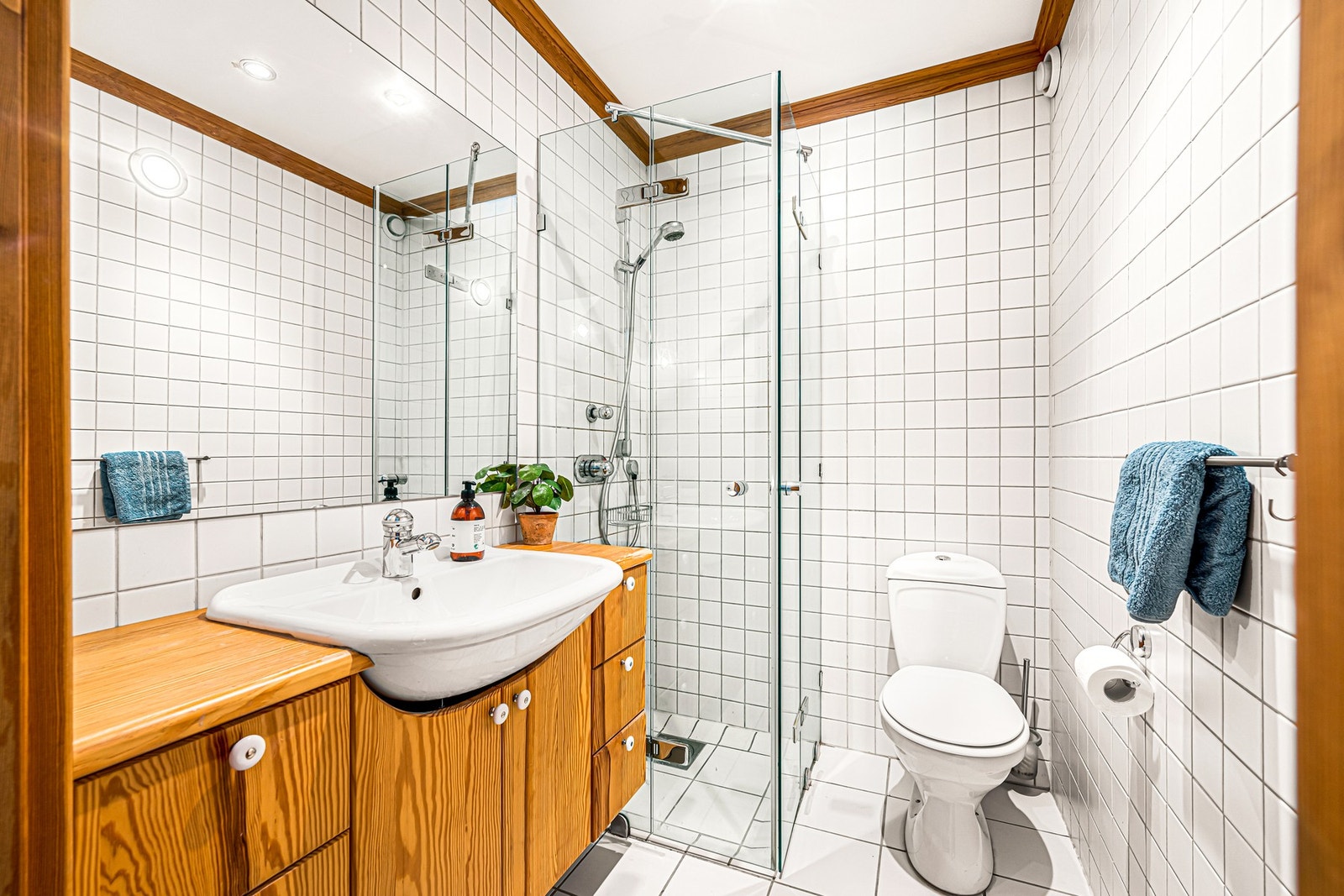 Hybelleiligheten har eget bad. Helfliset med vannbåren varme i gulv. Galleribilde