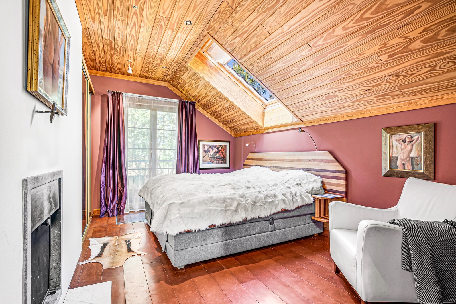 Soverom med innadslående doble franske dører. 5 mm oksehud striper på gulv. Rommet har innfelt peis bygget i ildfast kleberstein. Galleribilde