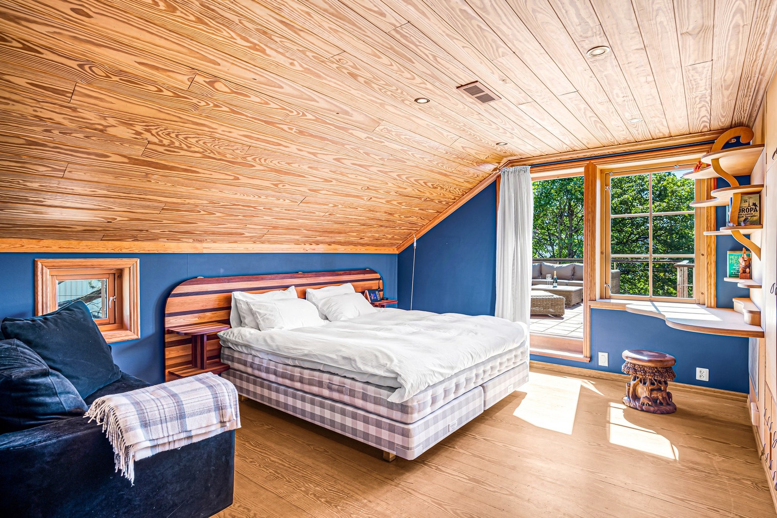 Tidligere barnerom/ soverom. Har også utgang til terrasse. Innebygget fiber stjernehimmel i tak. Rommet har tilgang til barnegangene gjennom en Narnia garderobeskapdør i veggen. Galleribilde