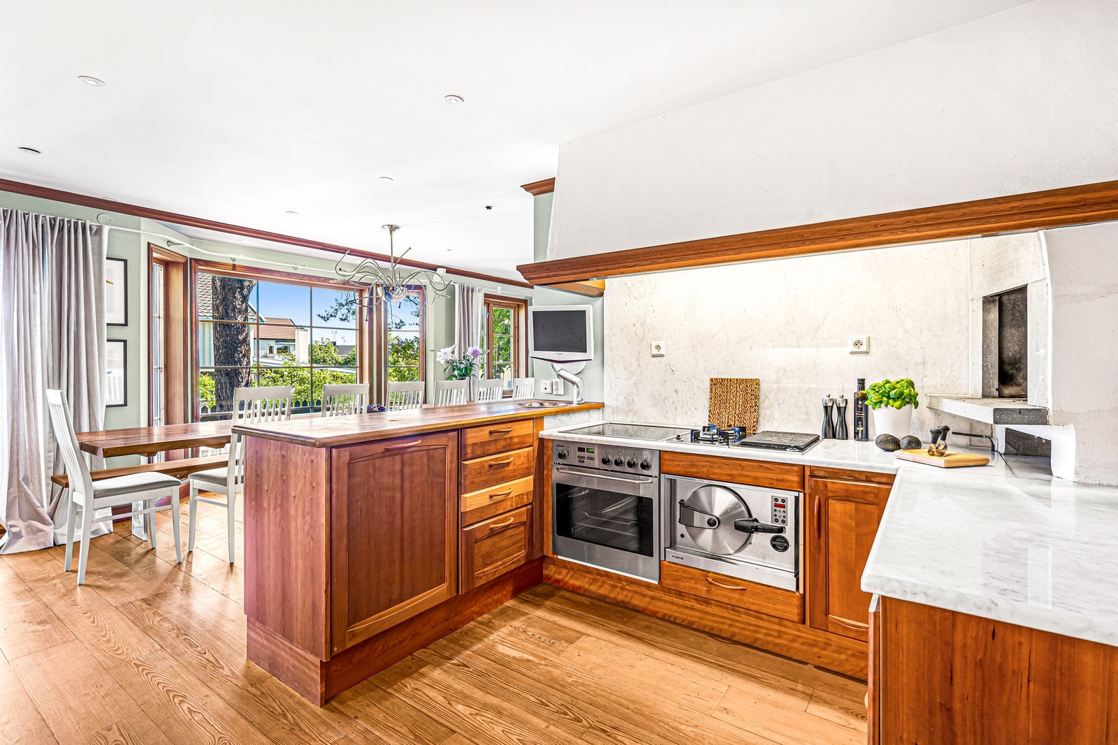 Kjøkkeninnredning av type Sivesind Avenu i kirsebærtre. Innholder oppvaskmaskin, kjøle underskap, kjeramikktopp kokeplate, 2 gassbluss, elektrisk grill, damp trykkkoker (opp til 115 grader), stekeovn og trinnløs støysvak avtrekksvifte med fettutskiller. Galleribilde