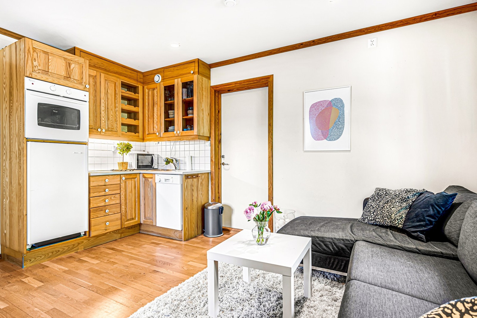 Hybelleiligheten inneholder kjøkken, stue, sovealkove, vindfang og bad. Galleribilde