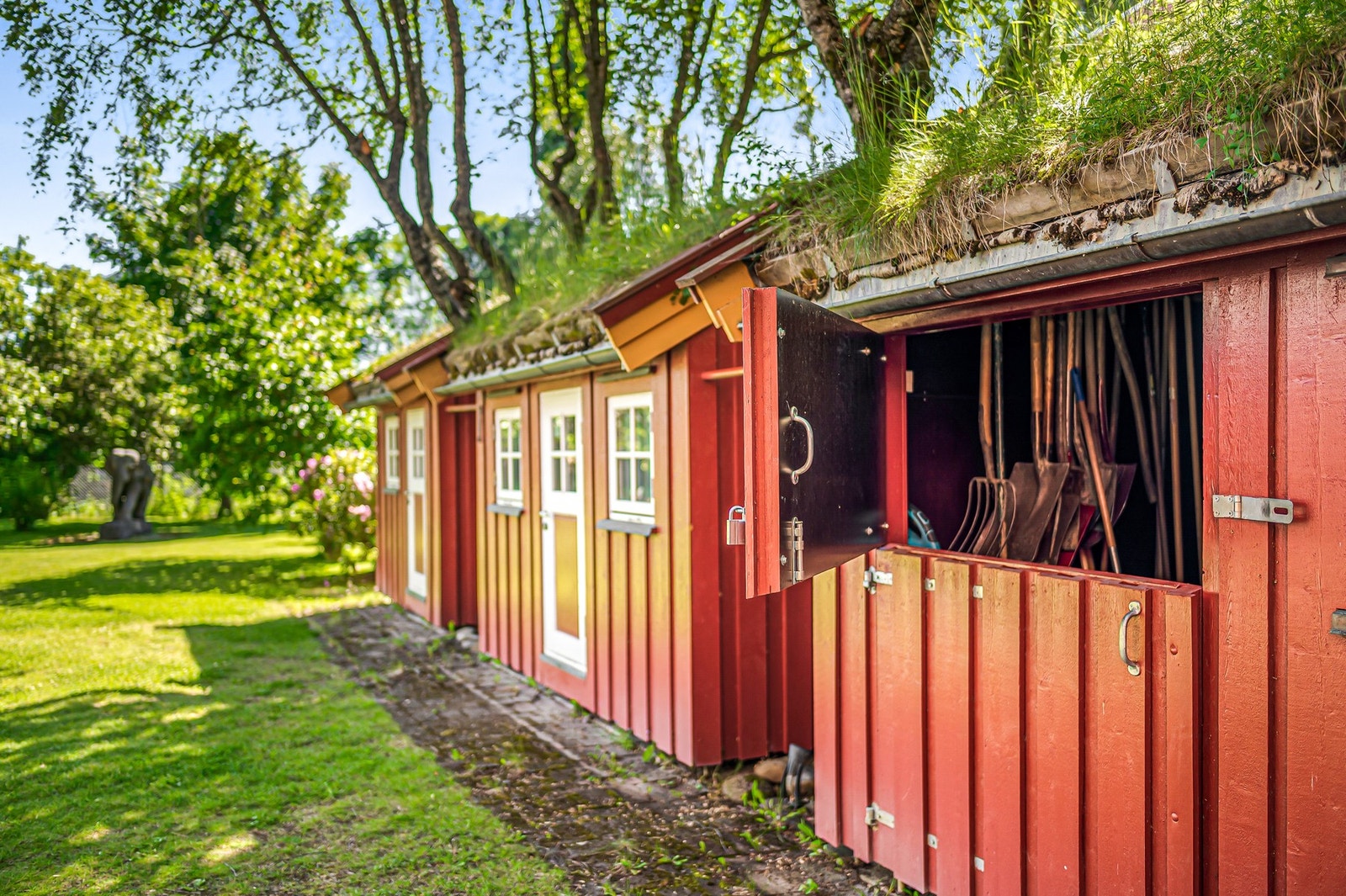 Alle boder med unntak av vedboden er isolert og har innlagt varme. 2 av bodene er innredet som alternative hestestaller med delte porter, solid dør i 21 mm bjørk sklifritt kryssfiner og 12 mm bjørk fenolbelagt x-finer i vegger. Galleribilde