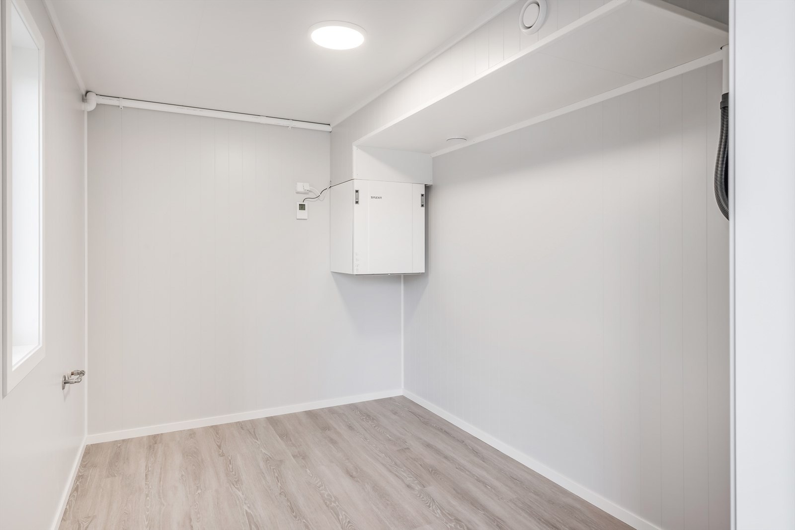 Utebod med laminatgulv, malte plater på vegger og hvite himlingsplater. Rommet er isolert med 150 mm. Flexit ventimasjonsanlegg og sentralstøvsugeranlegg er montert i rommet. Galleribilde