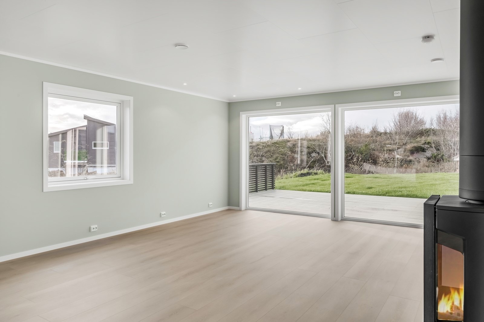 Etasjen har store vindusflater uten innsyn og rikelig med gjennomlys. Sentralt plassert i rommene er det en vedovn med sideglass som sørger for god oppvarming og koselig stemning. Galleribilde