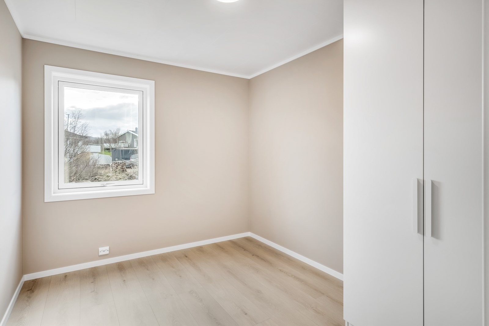 Soverom 2 på ca. 8 m². Takhøyt dobbelt garderobeskap og vindu mot sør. Galleribilde