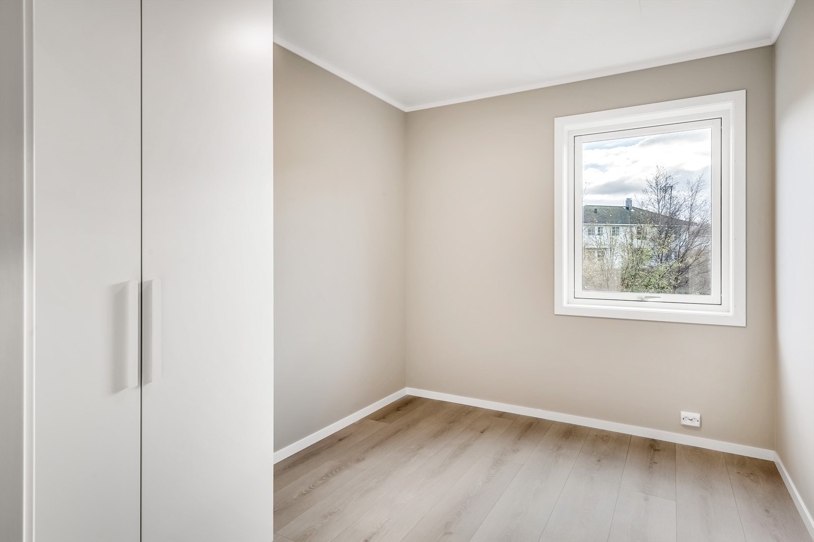Soverom 1 på ca. 7,5 m². Takhøyt dobbelt garderobeskap og vindu mot sør. Galleribilde