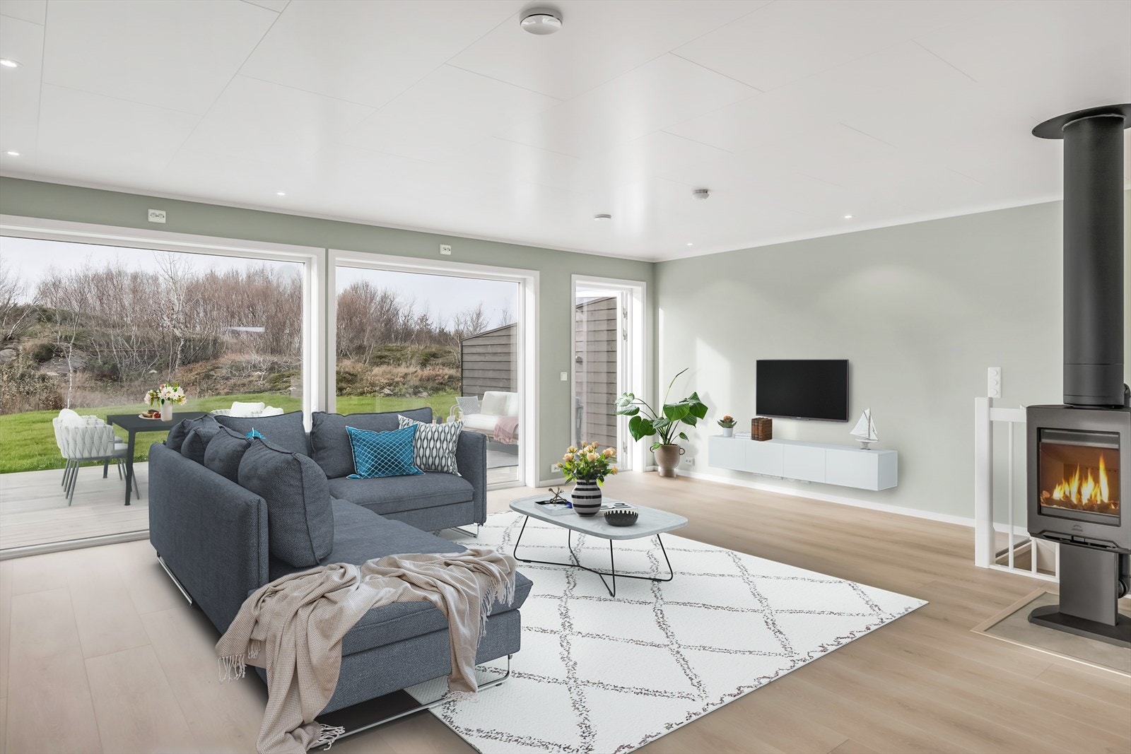 Hovedetasjen inneholder en romslig og lys stue med åpen løsning mot kjøkkenet. Samlet areal for stue og kjøkken er på over 50 m². - Bildet er virtuelt møblert - Galleribilde