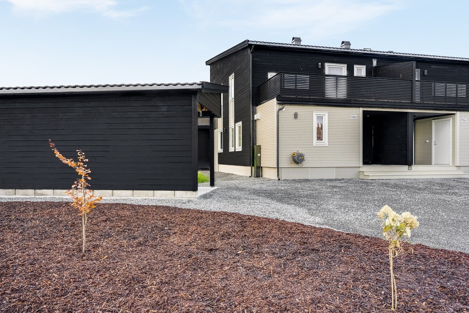 Pent opparbeidet uteområde og fasadebelysning - her kan du flytte rett inn! Galleribilde