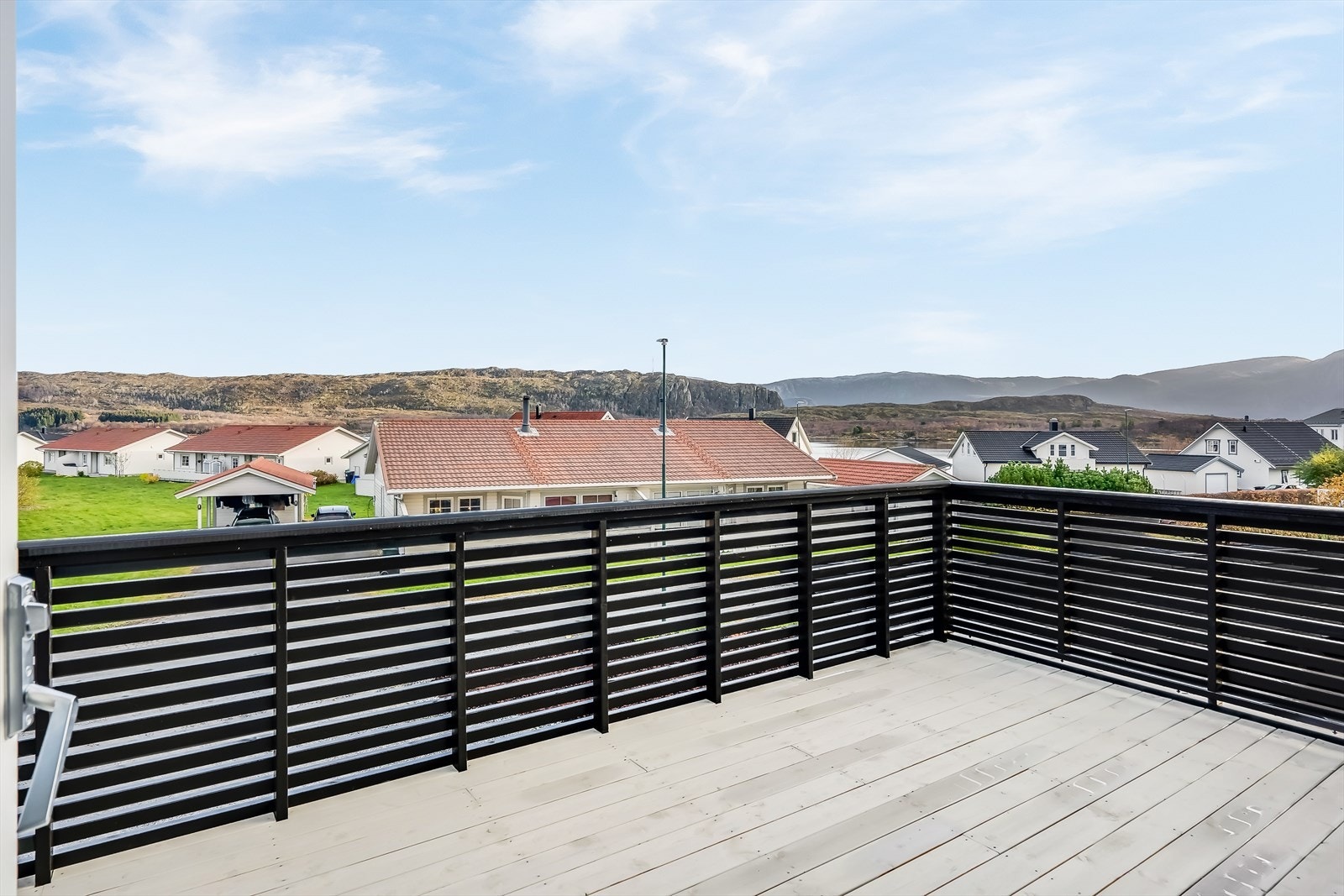 Fra kjøkkenet er det utgang til en østvendt veranda hvor du kan nyte dagens første soltimer! Galleribilde