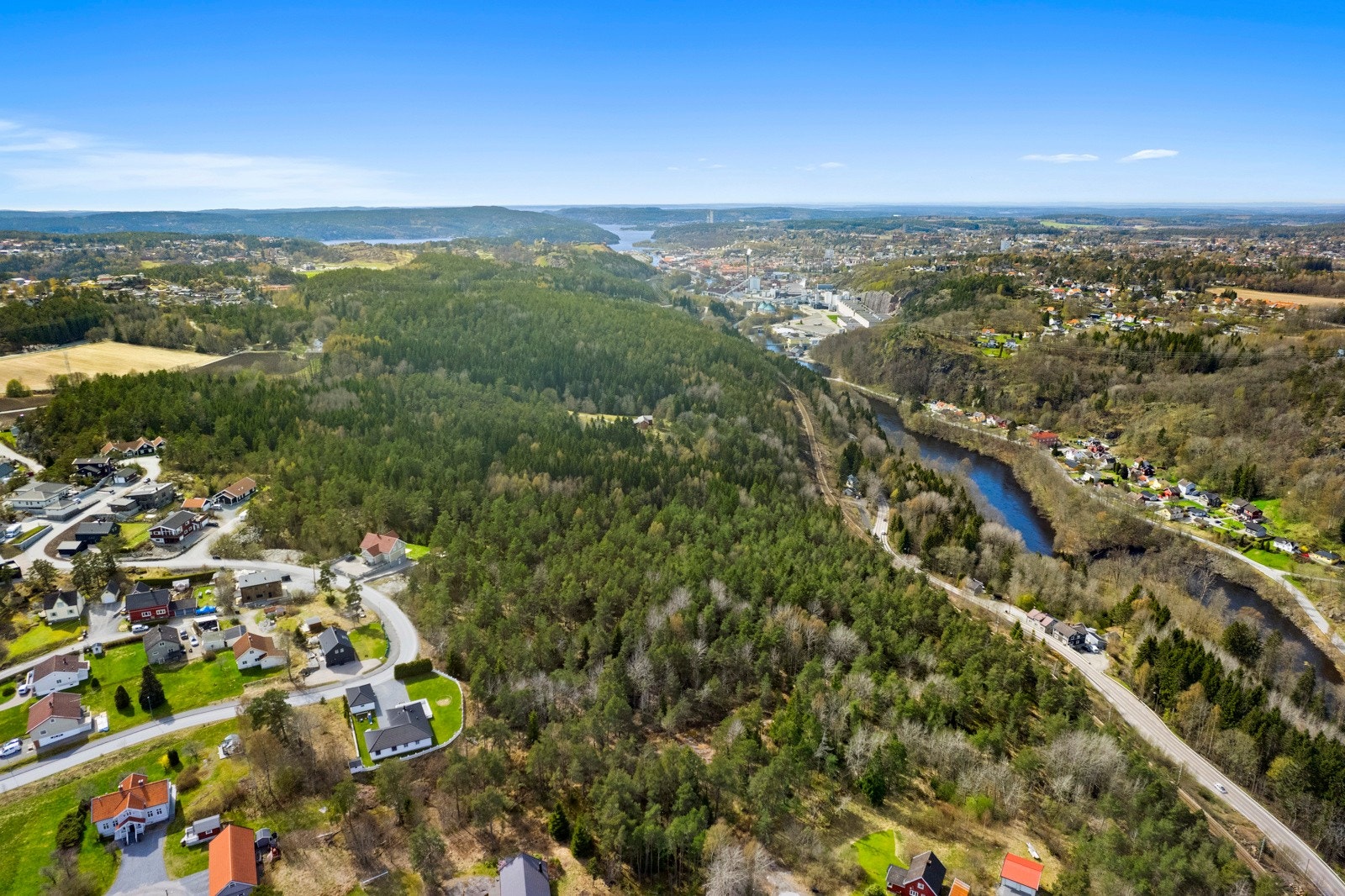 Rundt 20 min i bil fra eiendommen ligger en av Skandinavias største klatreparker. Klatreparken har over 230 elementer i 20 spennende løyper, 5 ulike tarzan- hopp, mange zip-lines, Låvesuget, Låvehoppet og Ættestupet. Galleribilde