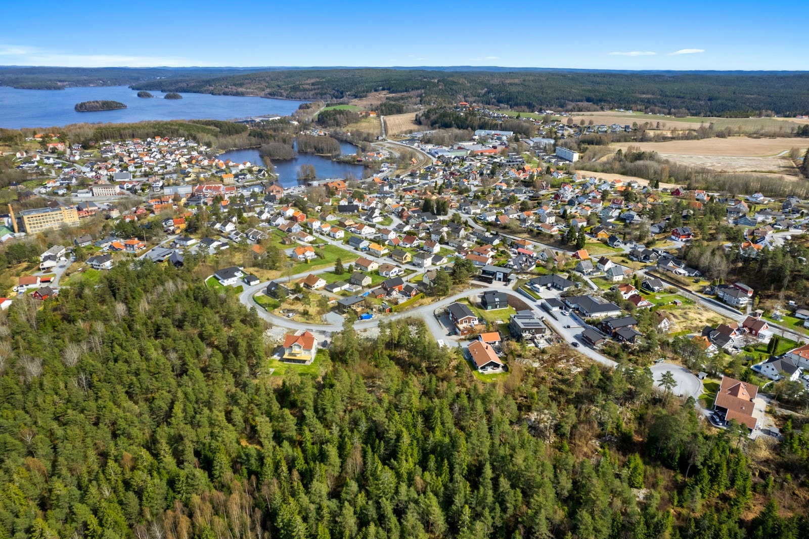 Dagligvarehandelen kan blant annet gjøres på Rema 1000 Tistedal. Ønsker du ytterligere servicetilbud har Tista senter 45 butikker og et variert utvalg. Galleribilde