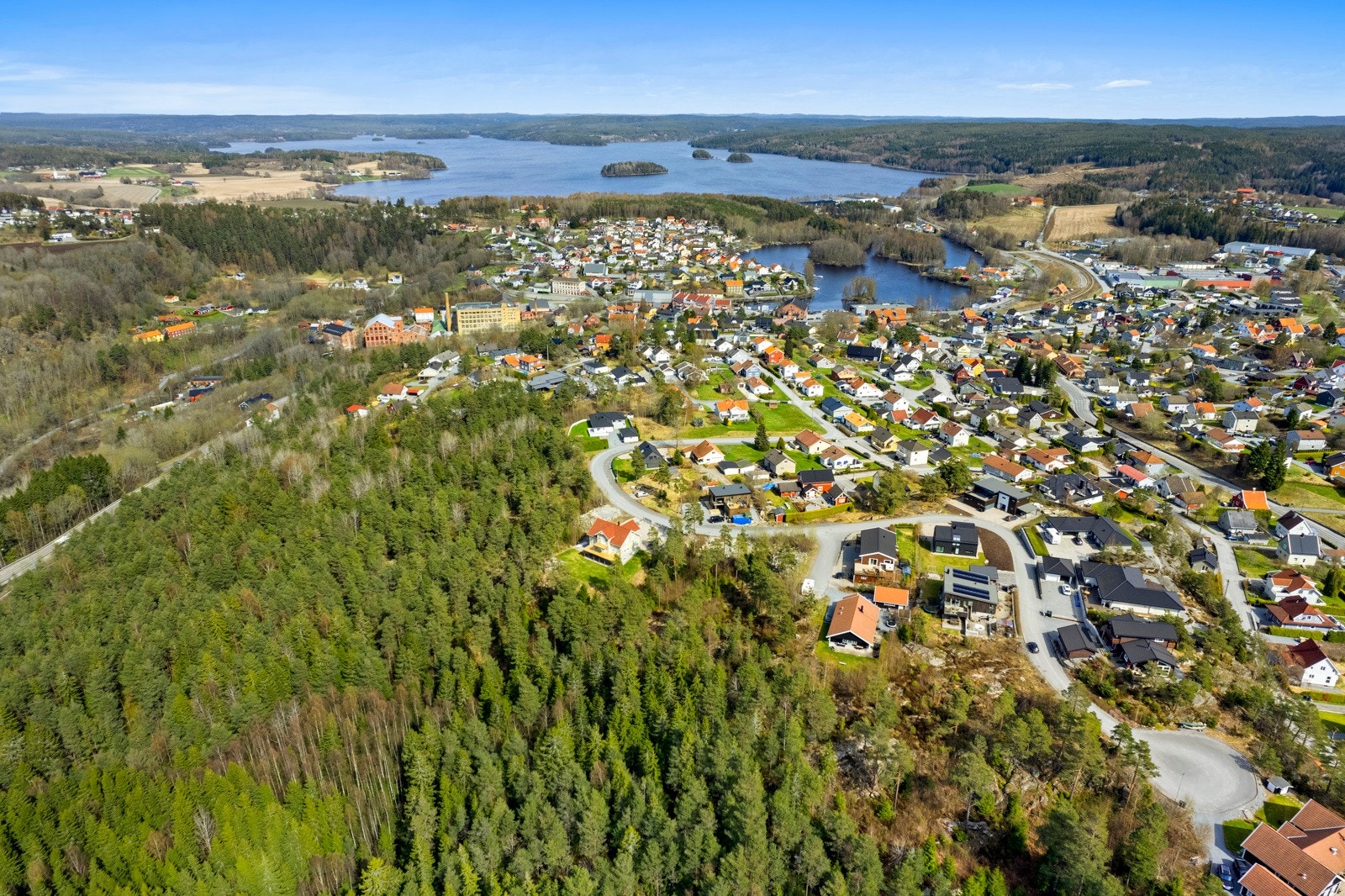 Området gir mulighet for offentlig kommunikasjon via buss og tog, hvor nærmeste holdeplass er Kringla Øbergveien som ligger ca. 500 meter fra tomten. Ved å benytte bil tar det ca. 7 min til Tista Senter, 8 min til Halden stasjon, 34 min til Strømstad. Galleribilde