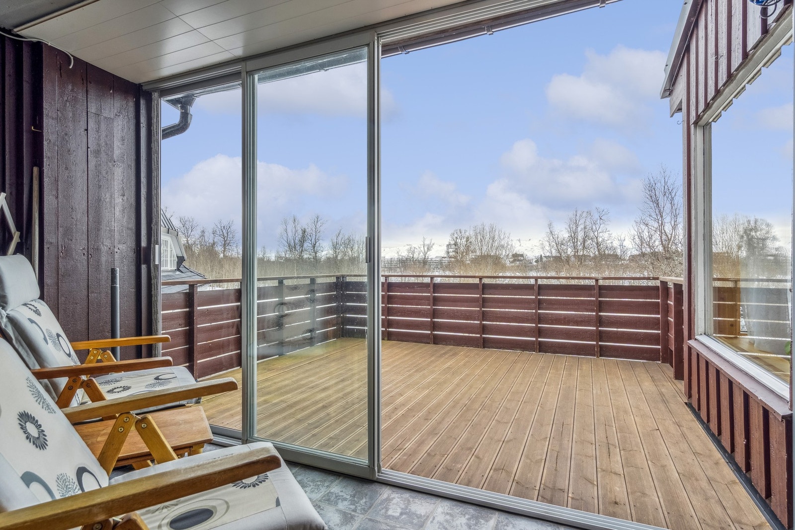 I 2. etasje er det skyvedør til romslig balkong Galleribilde