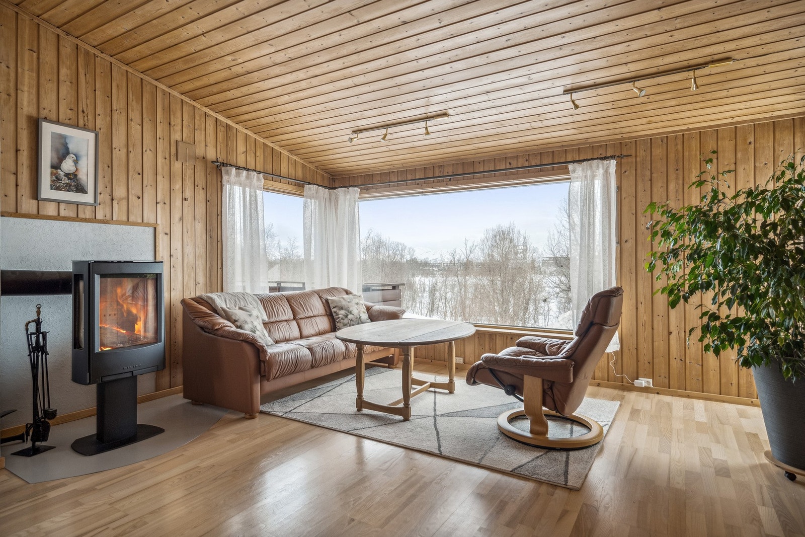 Stue i 2. etasje med moderne peisovn Galleribilde