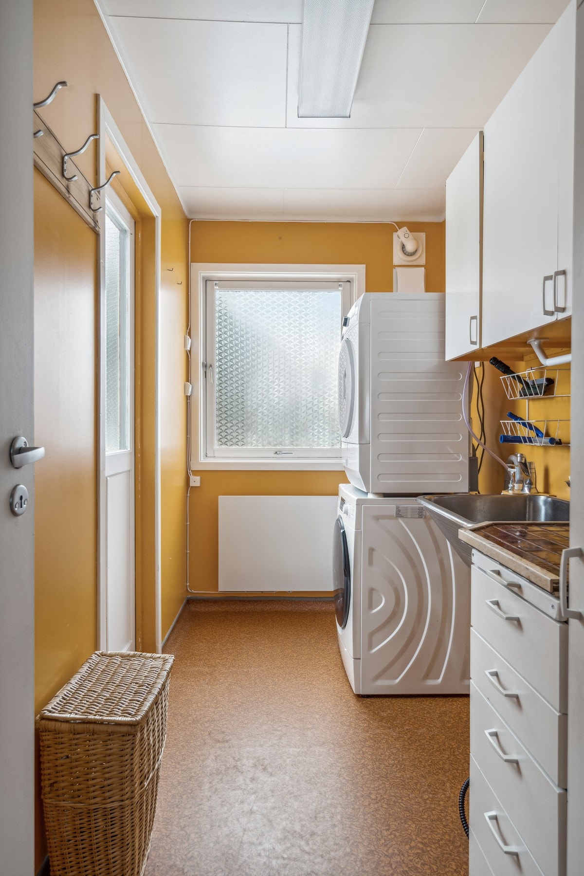 Vaskerom med skyllekar. Dør ut fra rommet Galleribilde