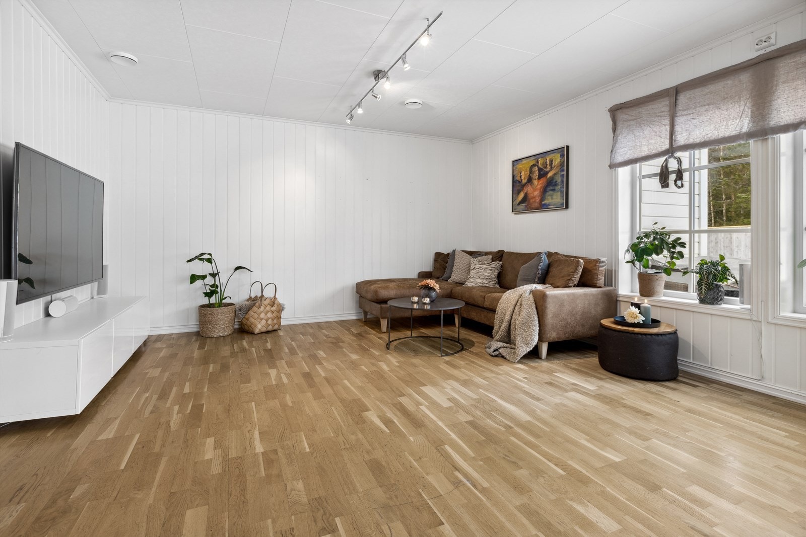 Boligen holder en normal god standard med gjennomgående parkettgulv, stilrene overflater og balansert ventilasjon. Galleribilde