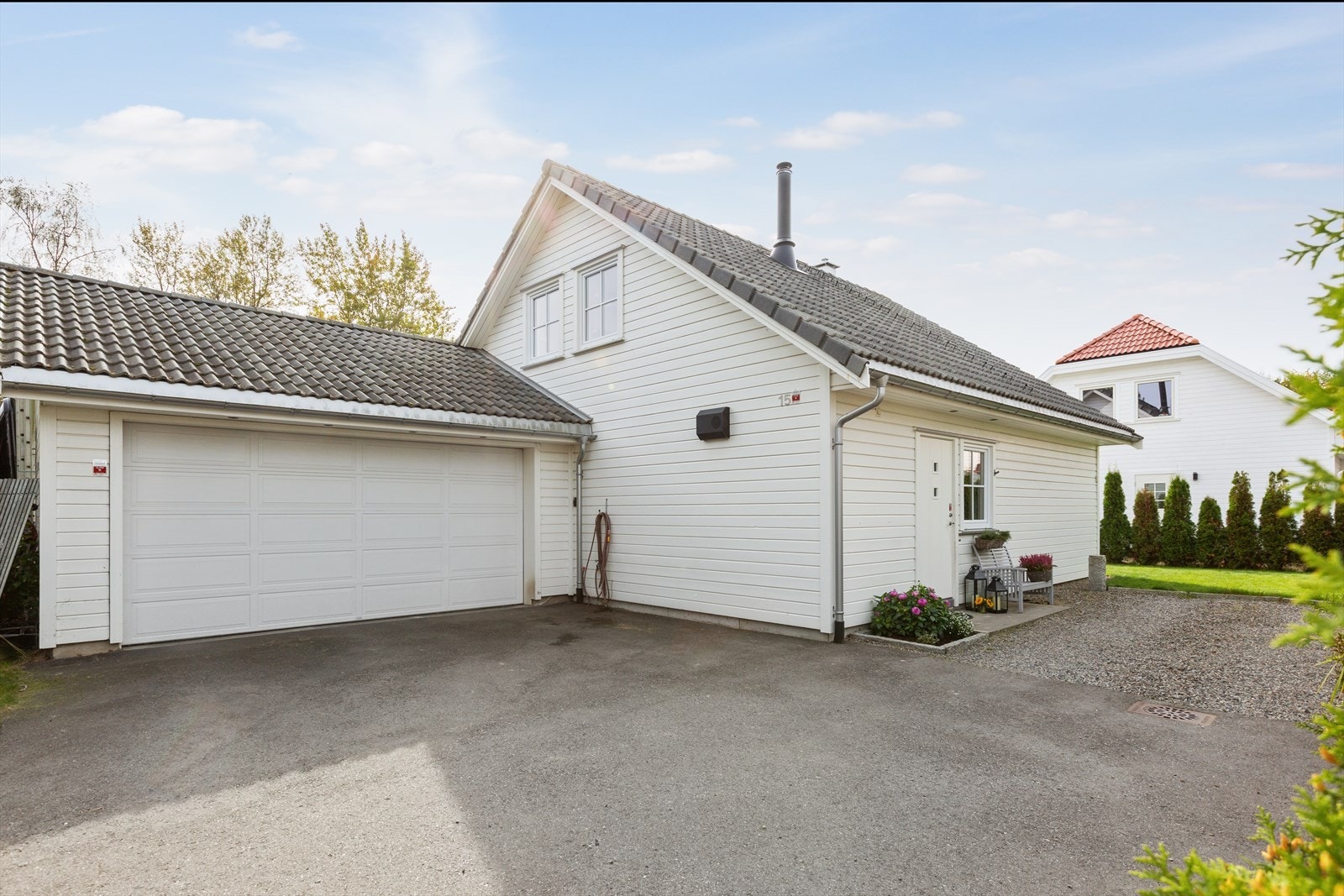 En flott familiebolig fra 2011 med dobbel garasje og solrik hage! Bilde tatt på sommeren. Galleribilde