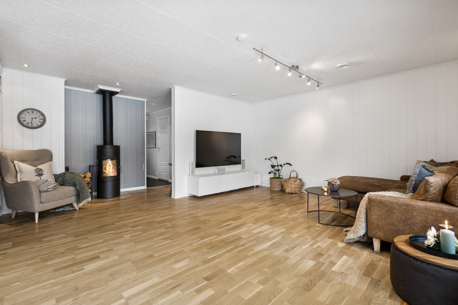 Stuen har god plass til spisestue og sofagruppe med tilhørende møblement. Galleribilde