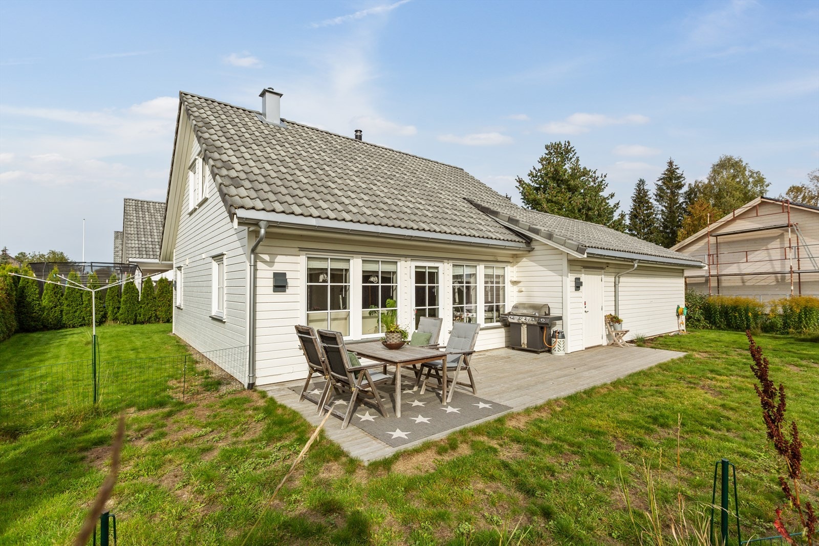 Fra stuen er det utgang til en solrik terrasse på ca. 35 kvm. Galleribilde