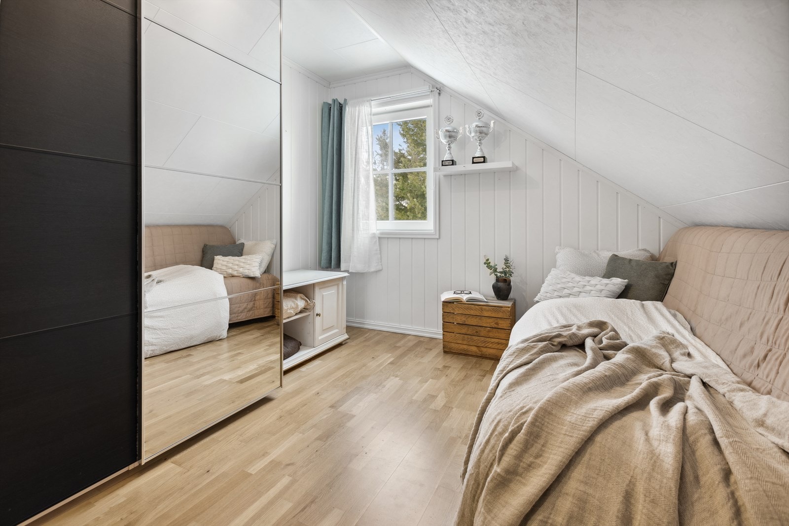 To av soverommene er innredet med garderobeskap. Galleribilde
