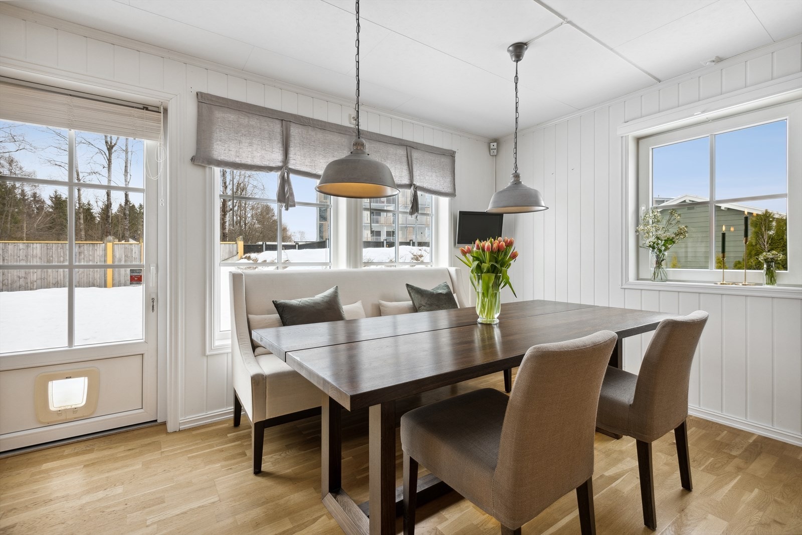 Fra stuen er det utgang til sørvendt terrasse på 35 kvm samt hage. Galleribilde