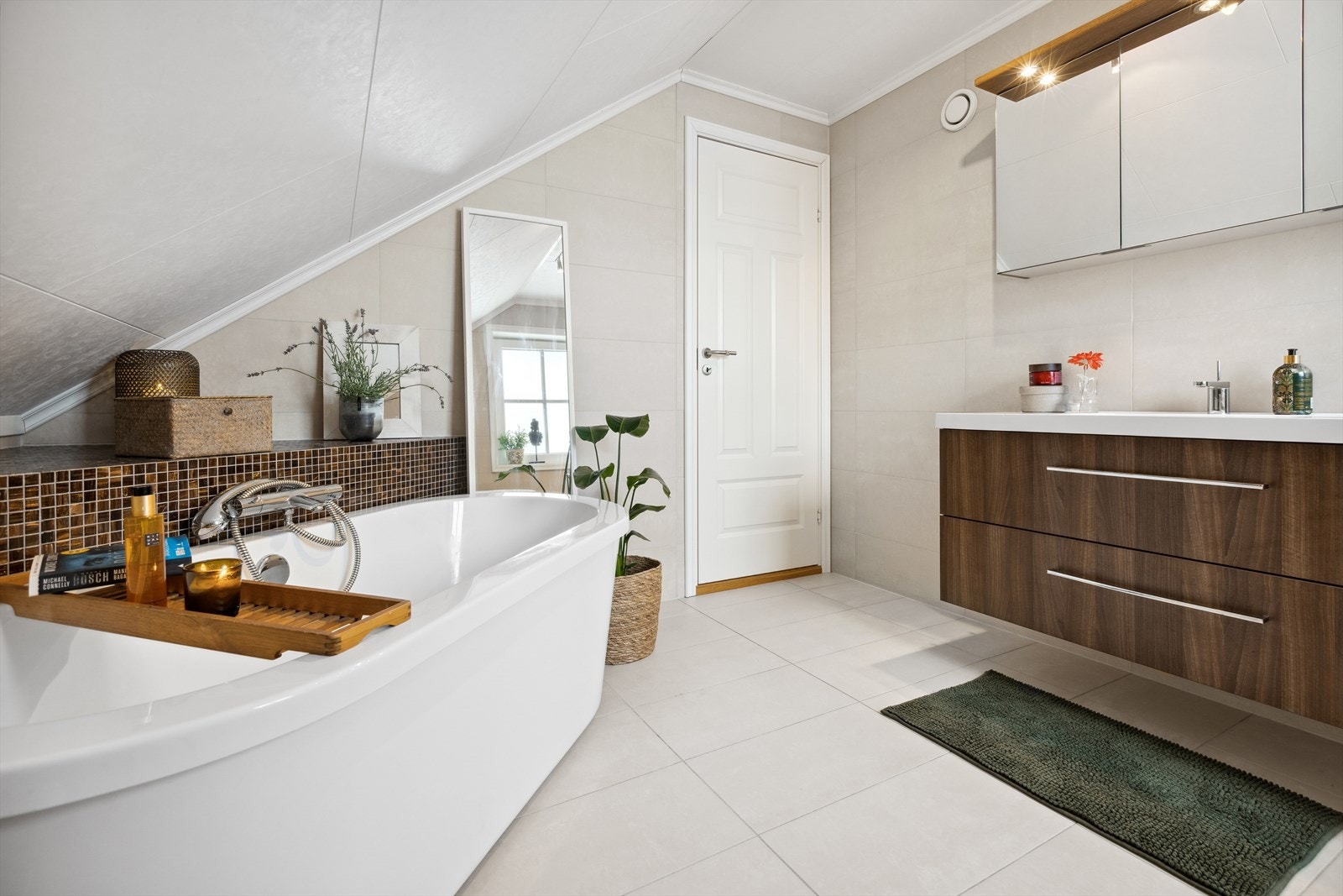 Badet i 2. etasje er utstyrt med et herlig badekar. Galleribilde