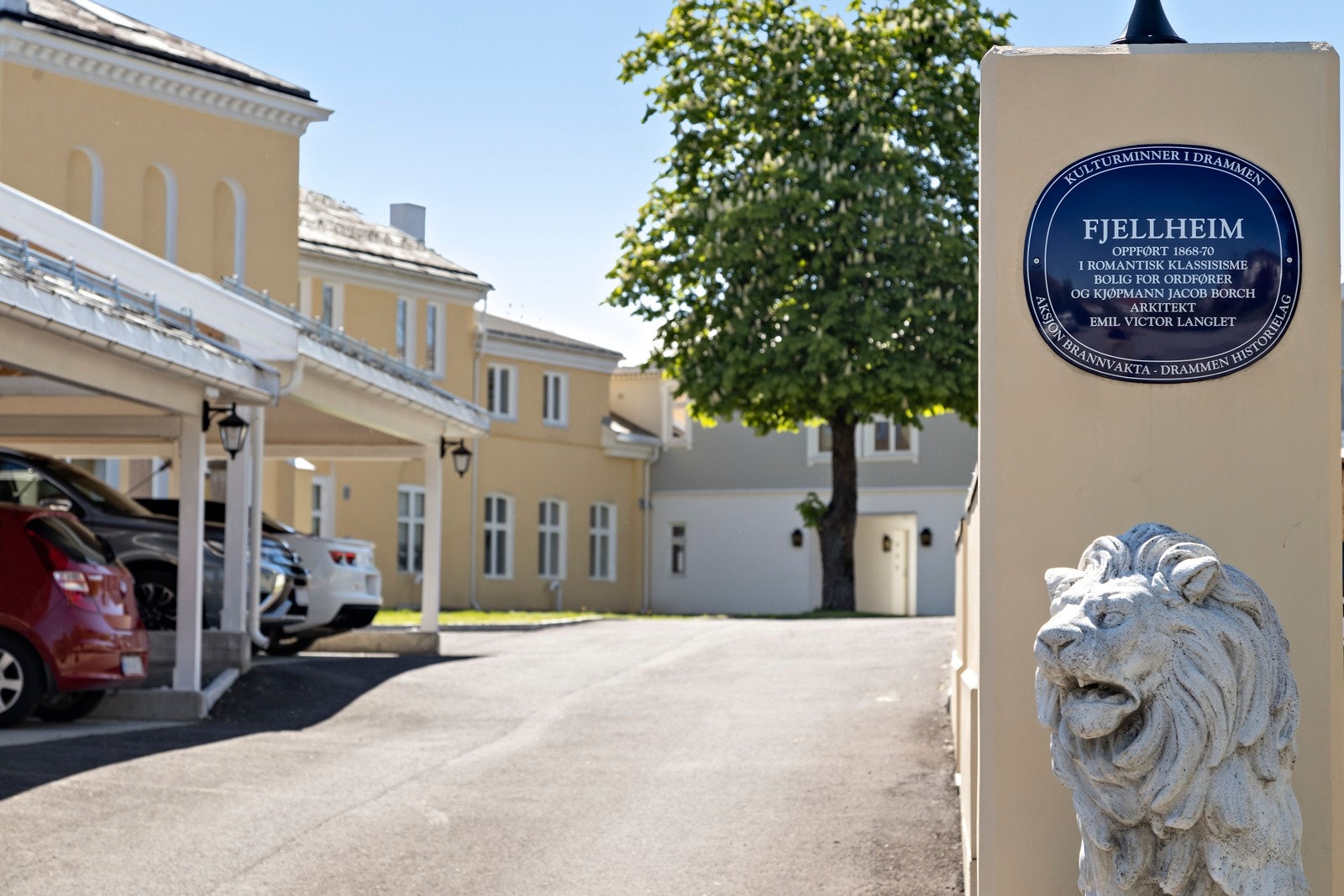 Ifølge tradisjonen skal det ha vært Bjørnstjerne Bjørnson som anbefalte Borch å bygge en gård på en fjellknaus over Brakerøya og bruke Emil Victor Langlet som arkitekt. Galleribilde