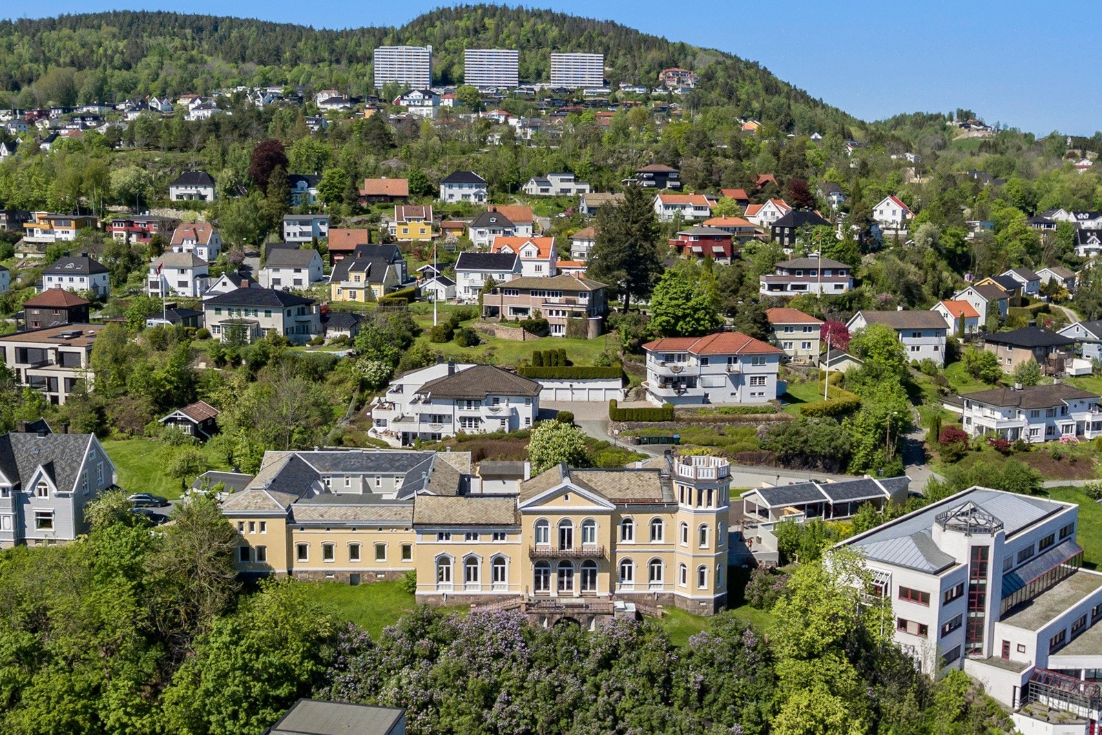 Fjellheim gård ble bygget ca. 1870 av rittmester Jacob Borch etter tegninger av den kjente arkitekt Emil Victor Langlet Galleribilde