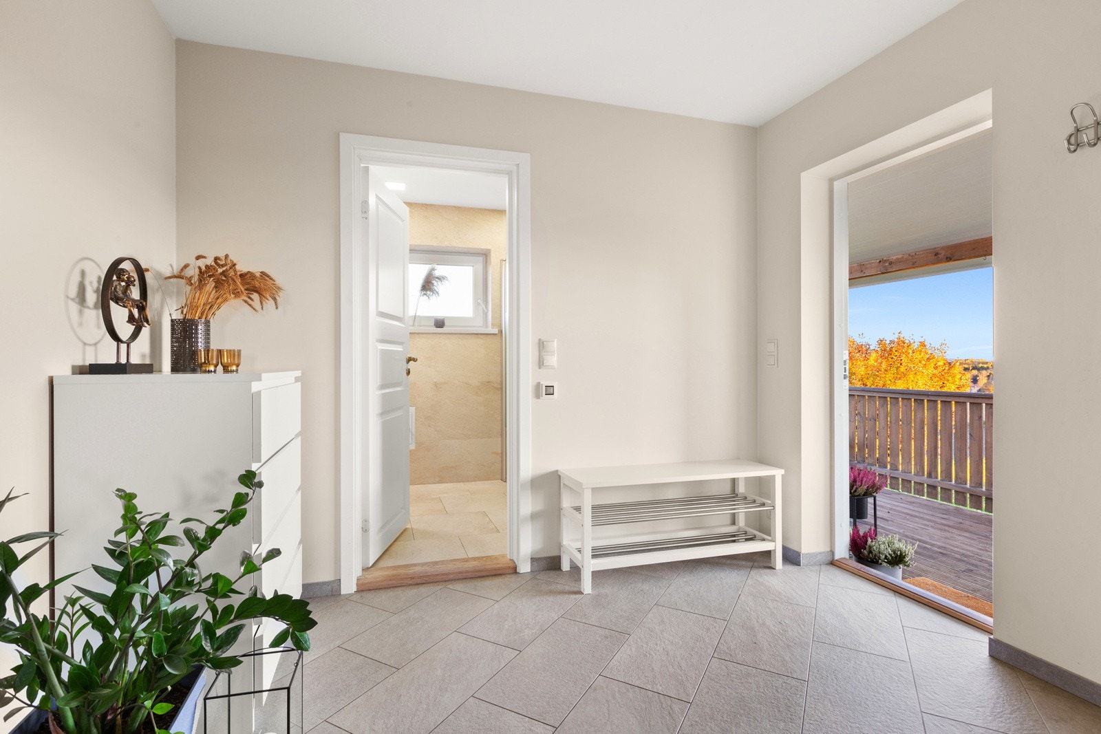 Fra entreen har du også adgang til badet i 1. etasje Galleribilde