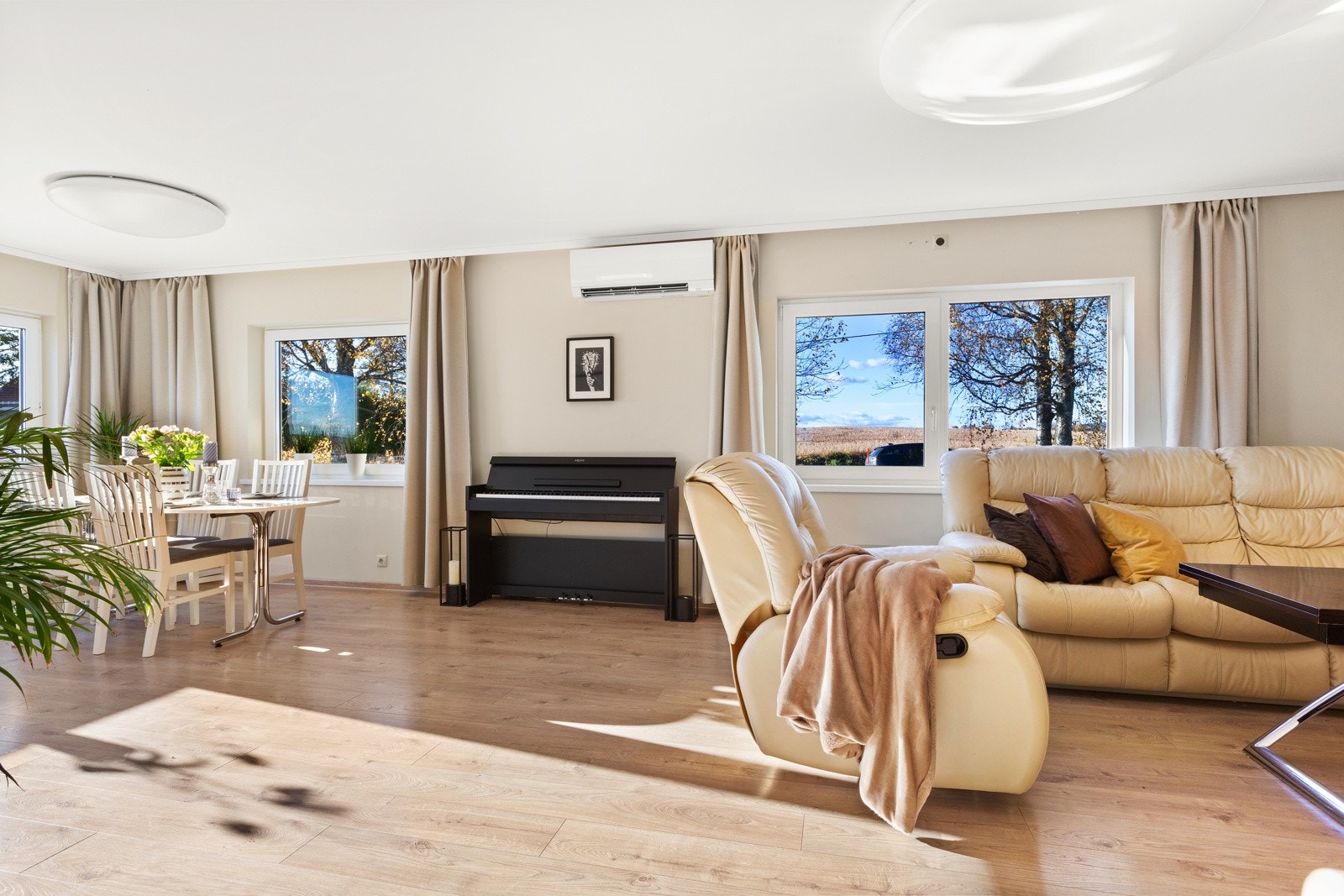 Stuen er meget romslig, og vinduene slipper inn rikelig med naturlig lys og gir deg flott landlig utsikt Galleribilde