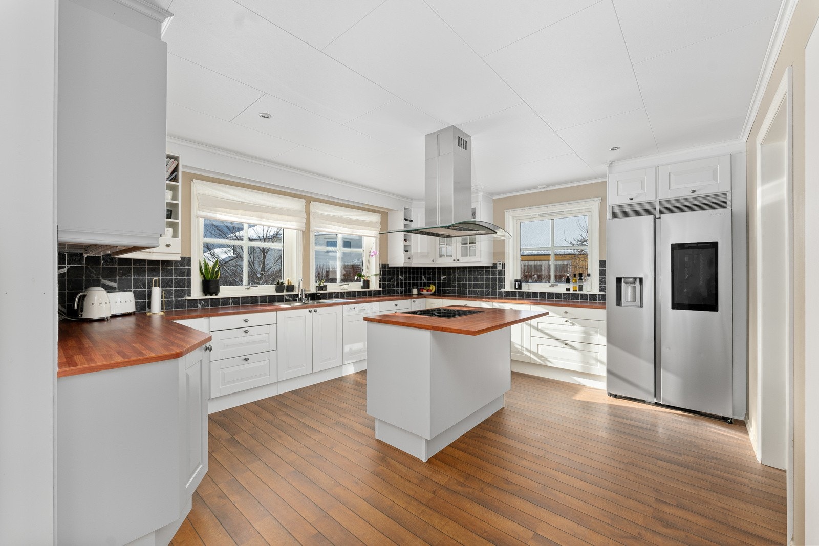 Kjøkken. Her er det godt med skap og benkeplass Galleribilde