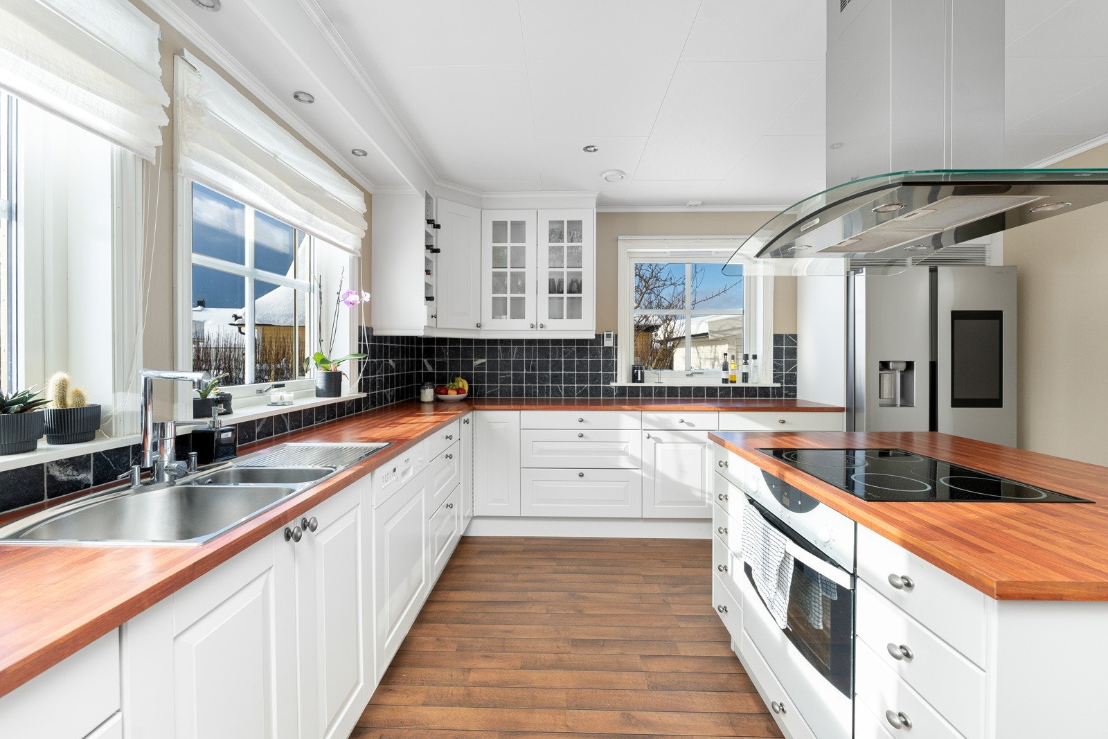 Kjøkken. Integrerte hvitevarer. Kjøleskap følger også med handelen Galleribilde