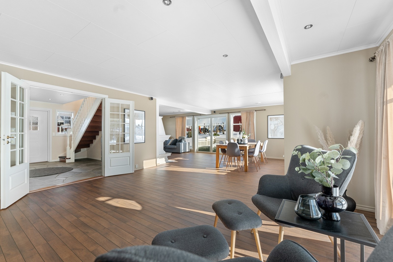 Stue med flere møbleringsmuligheter Galleribilde