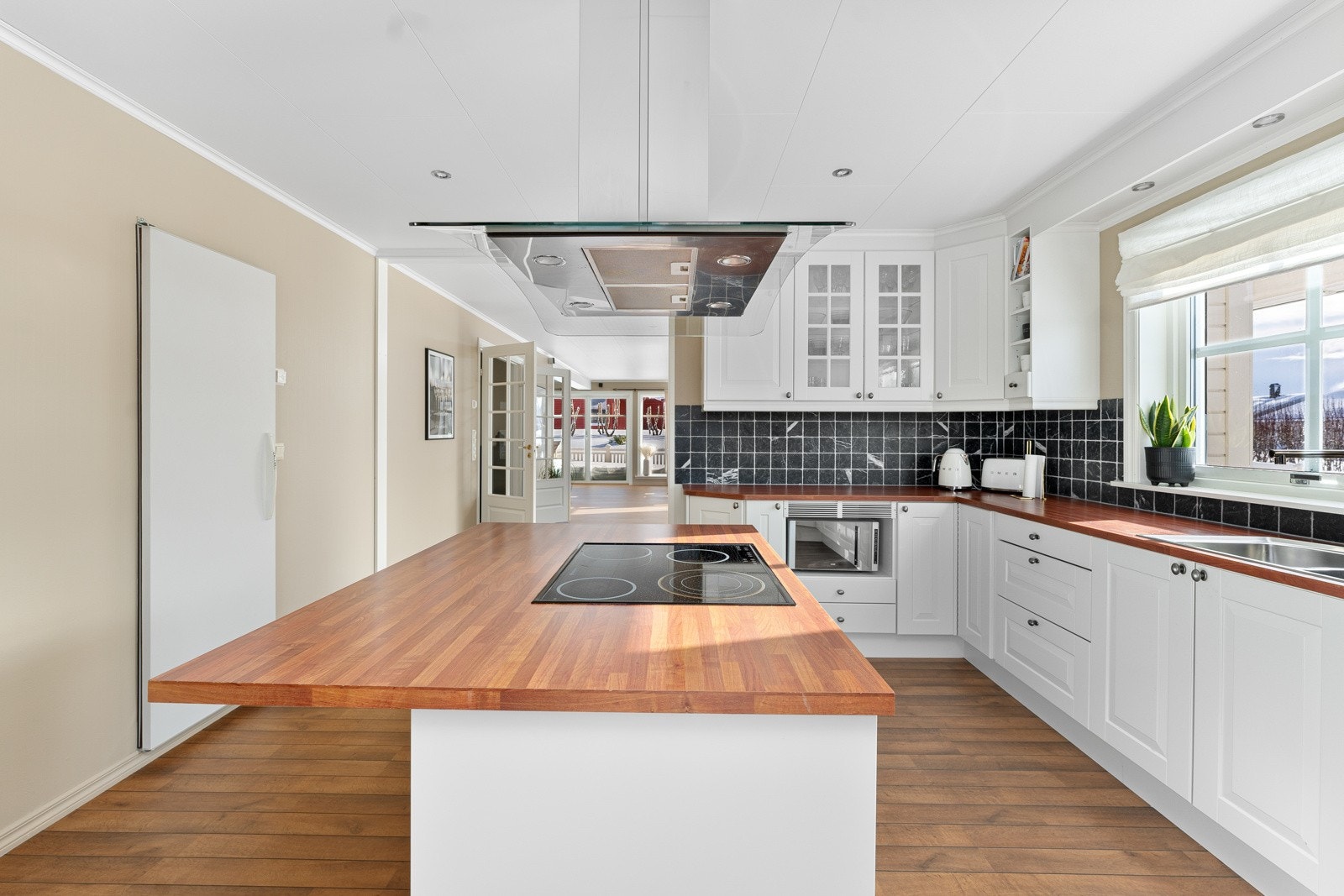 Kjøkken med egen kjøkkenøy Galleribilde