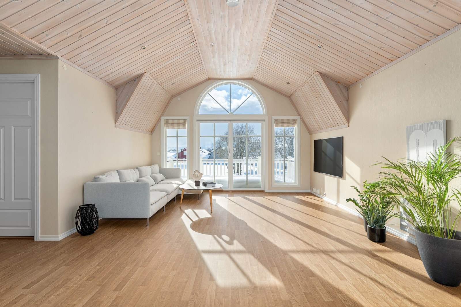 Loftstue med utgang til balkong Galleribilde