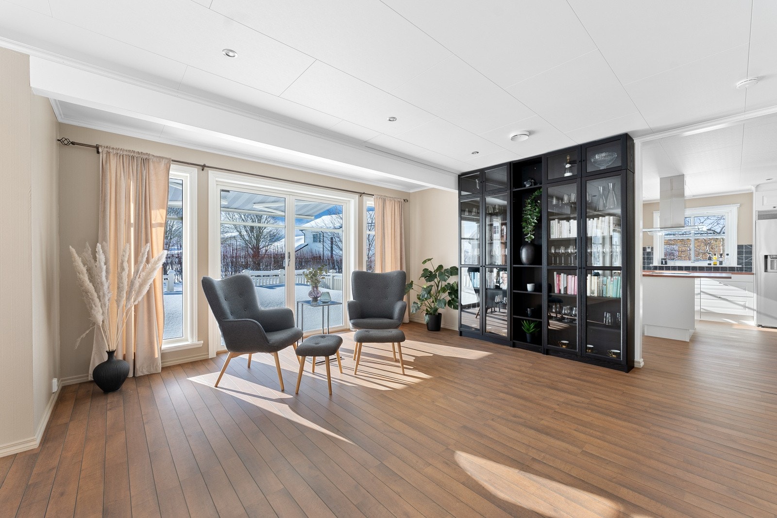 Stue med utgang til terrasse og hage Galleribilde