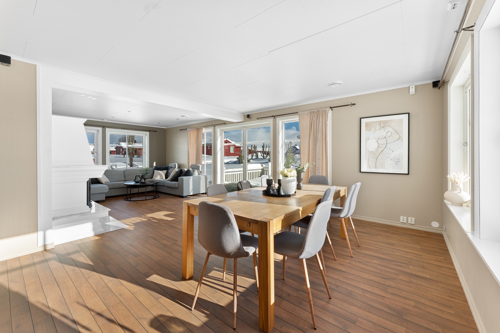 Spisestue. Her er det godt med plass til en større spisegruppe Galleribilde