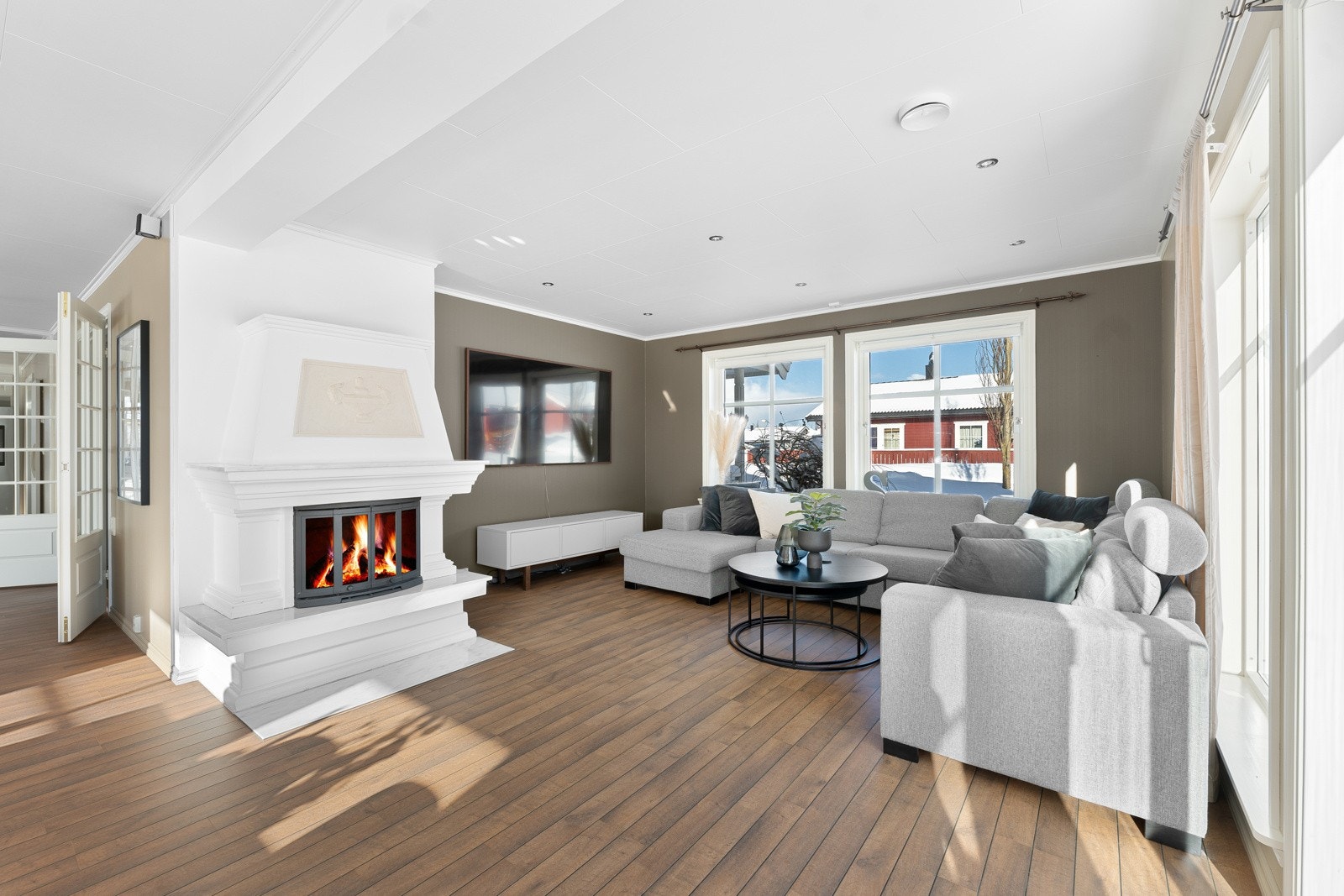 Stue. Peisovn med glassdører. Koselig å ha på kalde vinterdager Galleribilde