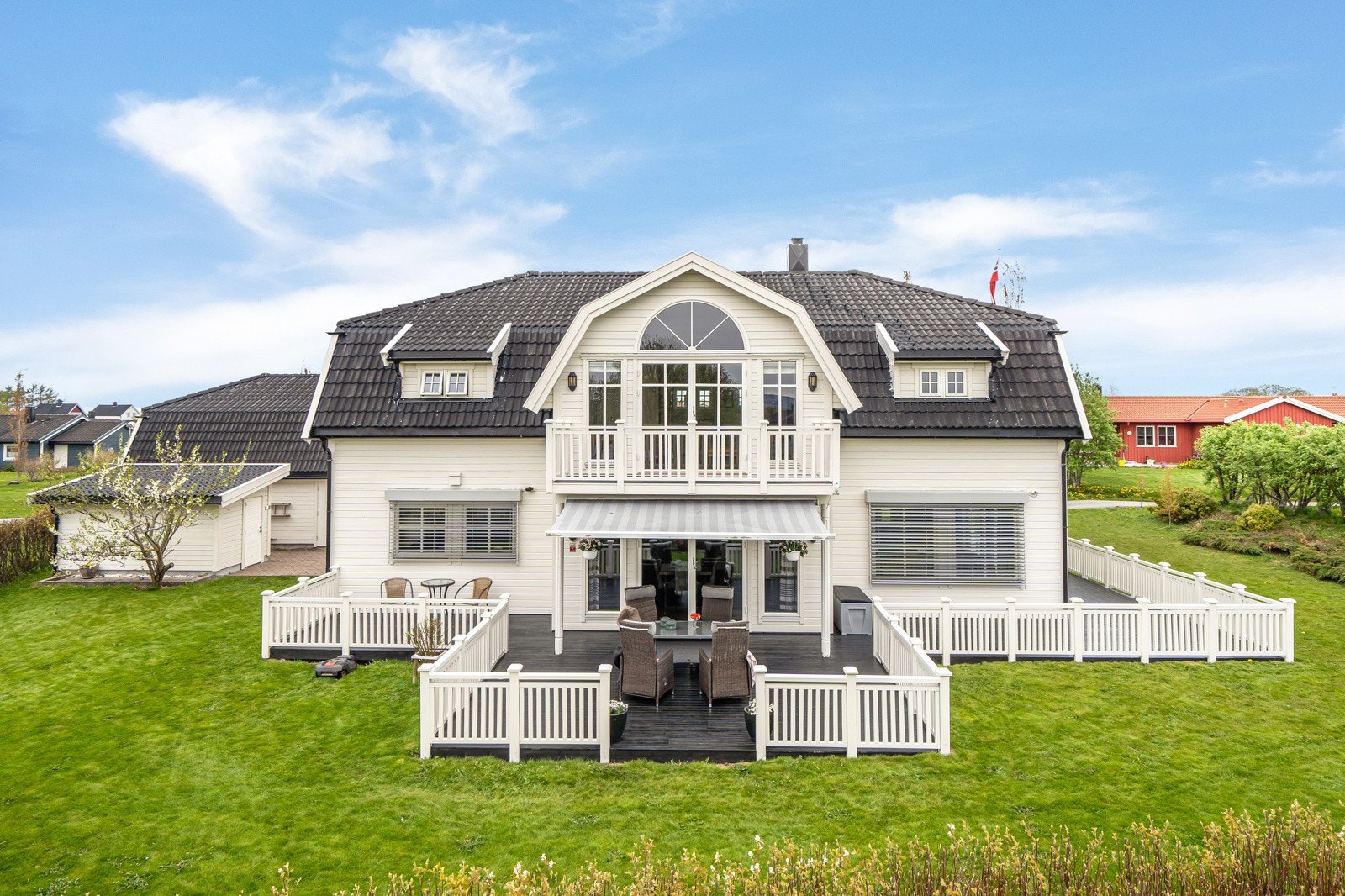 Terrasse og hage (Bilde tatt i fjor sommer) Galleribilde