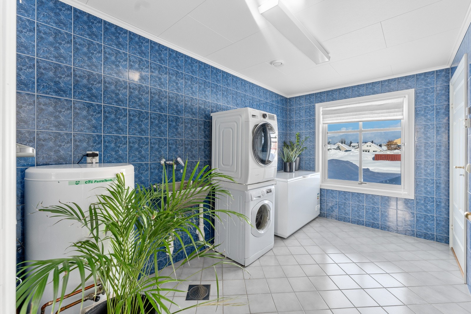 Stort og romslig vaskerom Galleribilde