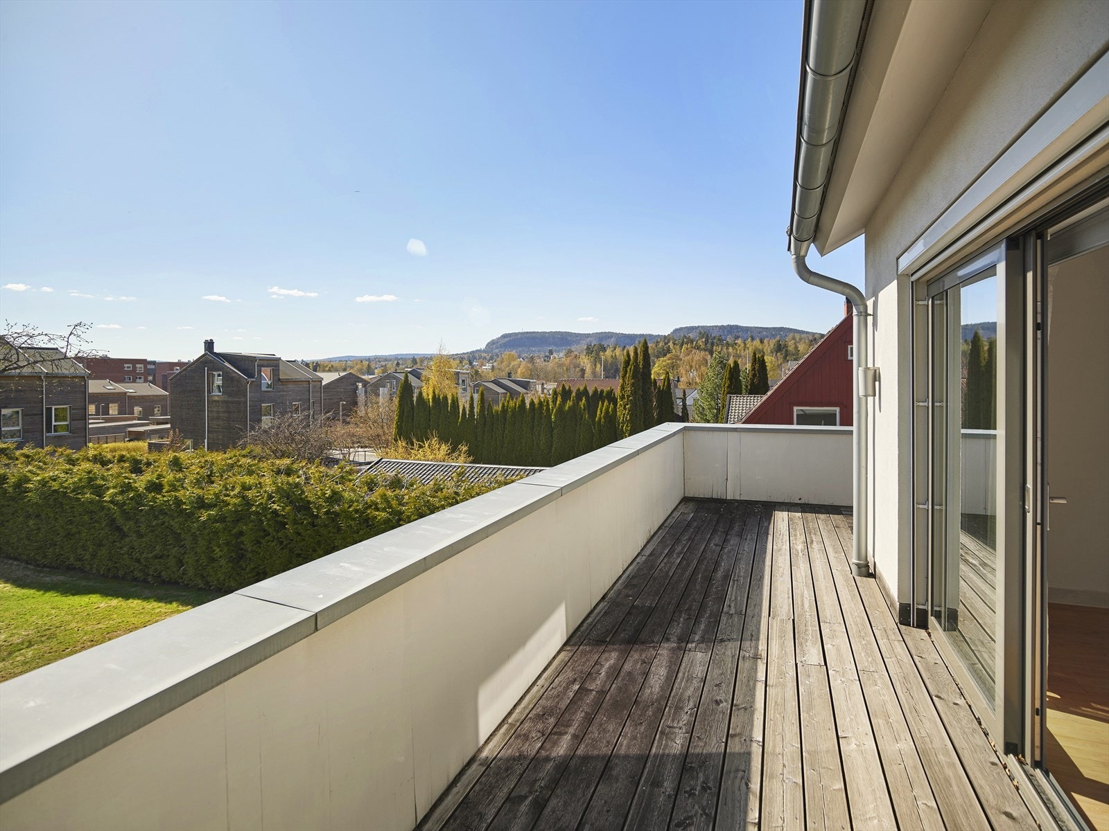Stor og solrik terrasse med flott utsikt over nærområdet. Galleribilde
